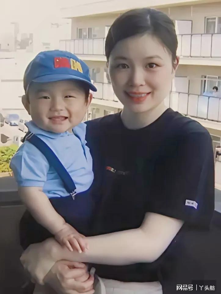 ky体育一岁左右的张本智和，在妈妈怀里，母子俩笑得很开心